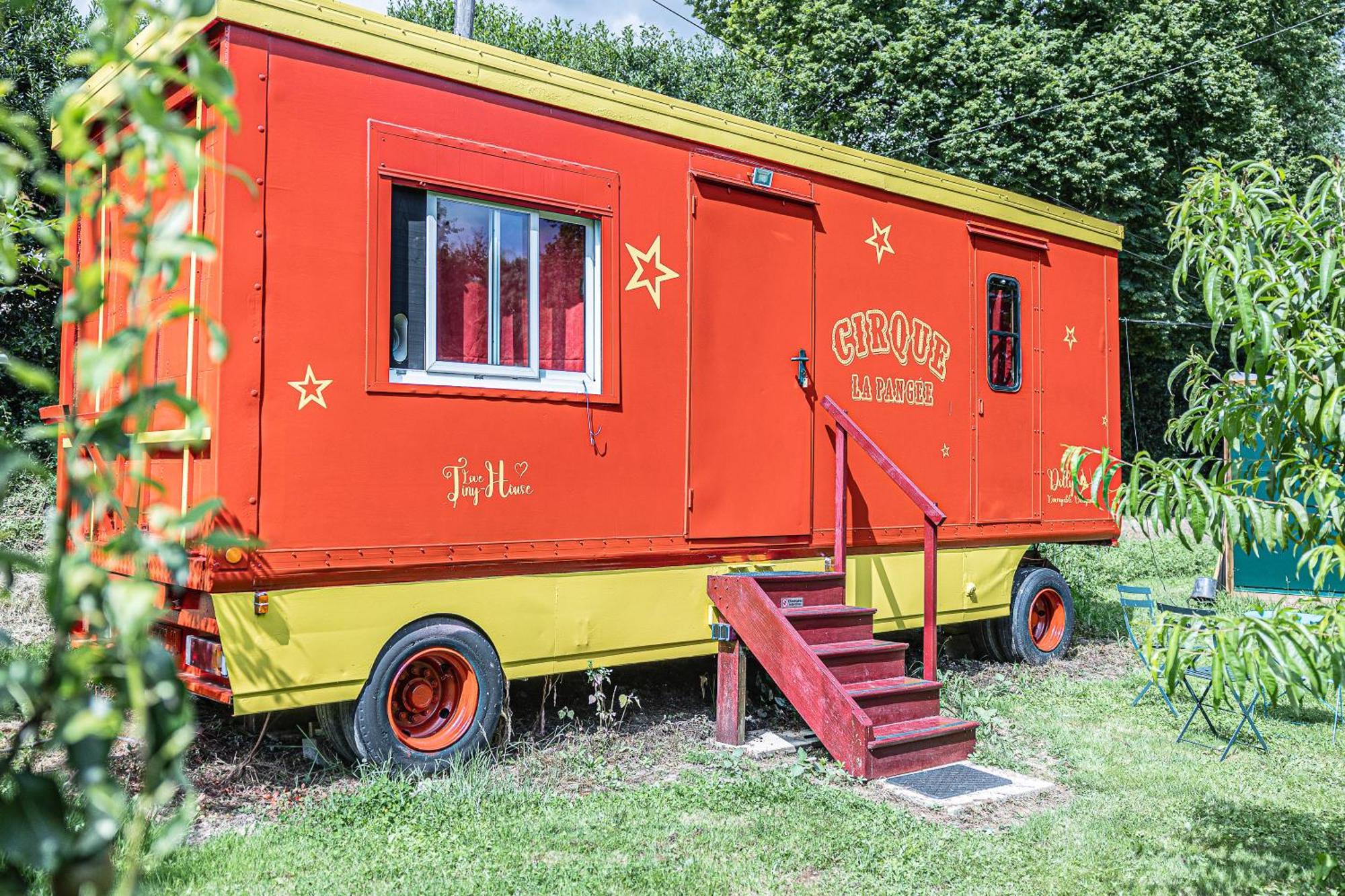 La Pangee Roulottes Hebergements Insolites Campsite